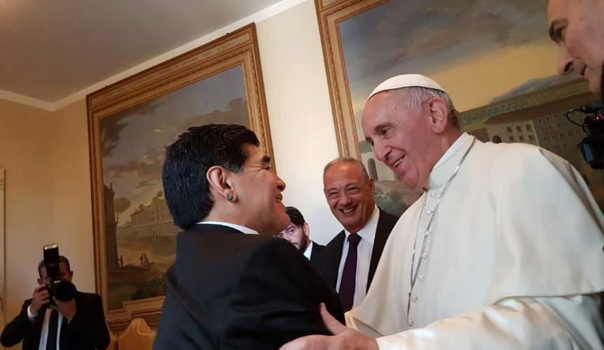 Ο Πάπας συνάντησε το θεό της μπάλας, Ντιέγκο Μαραντόνα