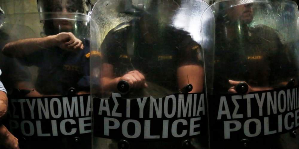 Άγριο ξύλο πολιτών με ΜΑΤ στο Ειρηνοδικείο Θεσσαλονίκης [βίντεο]