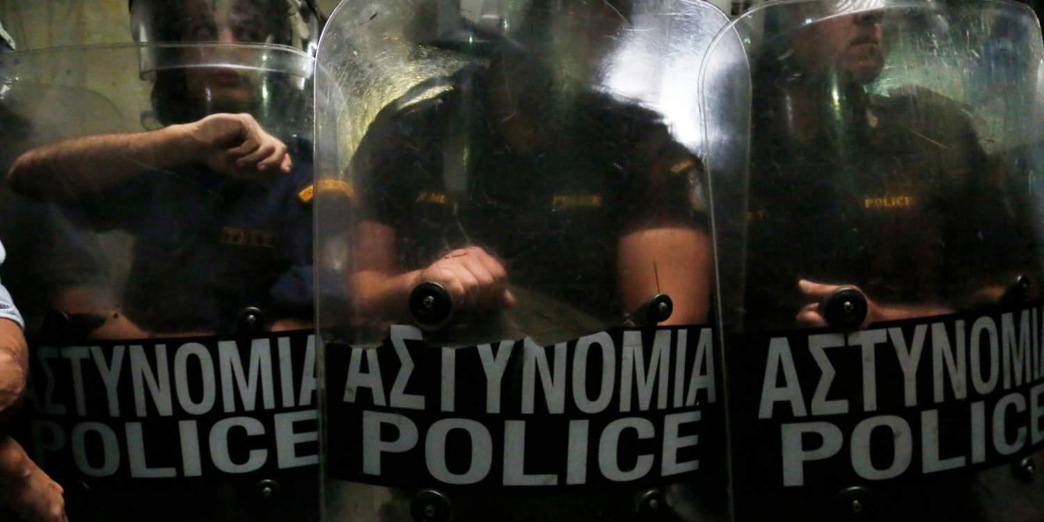 Άγριο ξύλο πολιτών με ΜΑΤ στο Ειρηνοδικείο Θεσσαλονίκης [βίντεο]