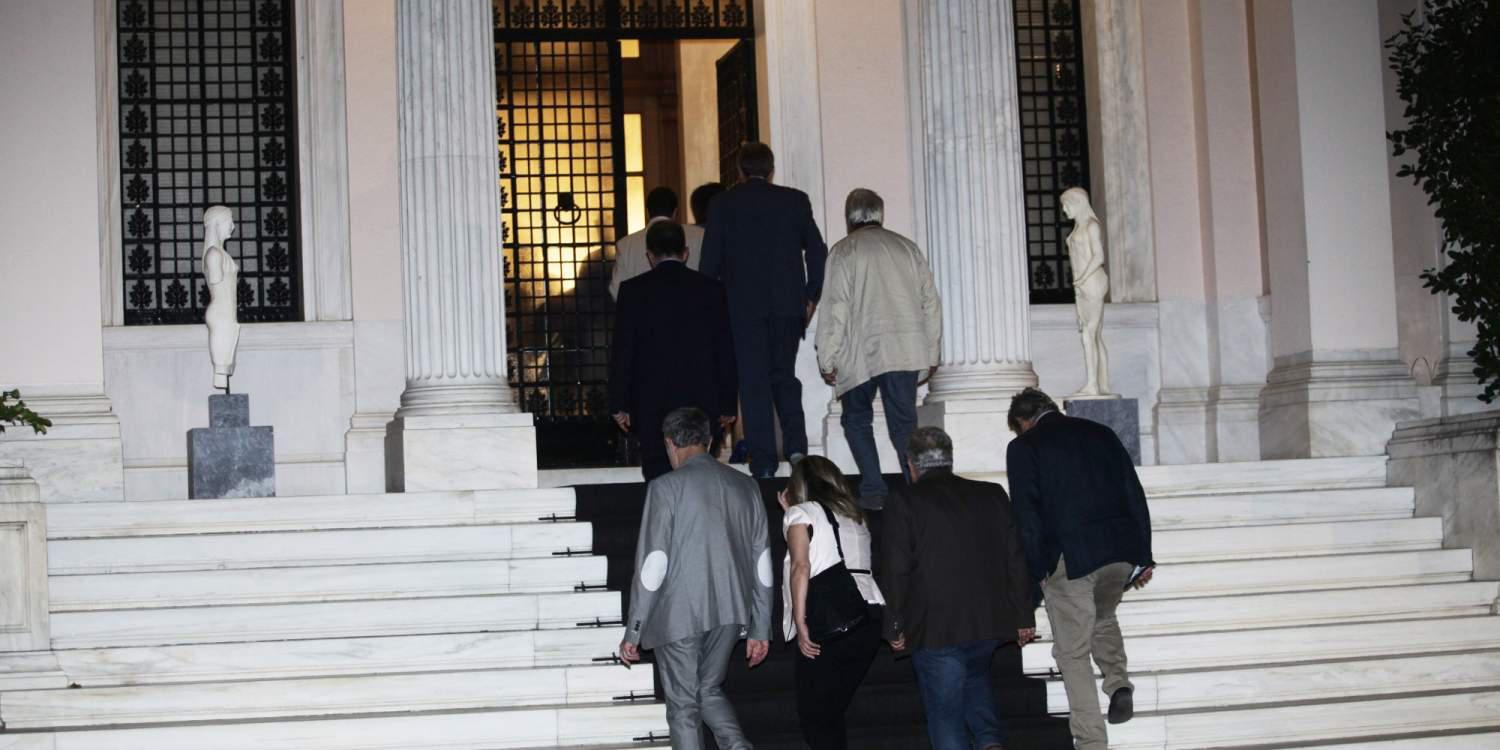 Στην πόρτα του Μαξίμου περίμενε τους βουλευτές ΣΥΡΙΖΑ-ΑΝΕΛ ο Τσίπρας [βίντεο]