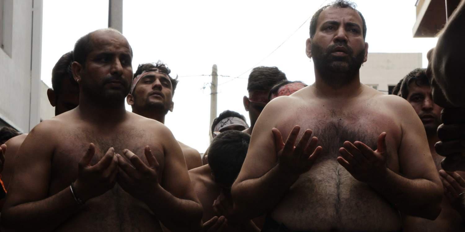 Το αυτομαστίγωμα των μουσουλμάνων στον Πειραιά [σκληρές εικόνες]