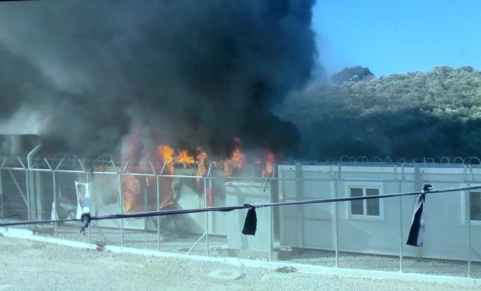 ÖùôéÜ óå êïíôÝéíåñ óôï hot spot ôçò Ìüñéáò, óôç ËÝóâï, ôç ÄåõôÝñá 24 Ïêôùâñßïõ 2016. ÓïâáñÝò æçìéÝò óå ðåñßðïõ ïêôþ ïéêßóêïõò ôïõ Åõñùðáúêïý ãñáöåßïõ õðïóôÞñéîçò Áóýëïõ -European Asylum Support Office (ïé ôÝóóåñéò áðü áõôïýò êÜçêáí ïëïó÷åñþò, åíþ ðñïêëÞèçêáí êáé Üëëåò åêôåôáìÝíåò æçìéÝò) ðñïêÜëåóå ç óçìåñéíÞ åîÝãåñóç åêáôïíôÜäùí ìåôáíáóôþí, êõñßùò áðü ôï ÐáêéóôÜí, óôï hot spot ôçò Ìüñéáò, óôç ËÝóâï. Óôï óýíïëü ôïõò äéáìáñôýñïíôáí ãéá ôçí ðïëýìçíç êáèõóôÝñçóç ôçò åîÝôáóçò ôùí áéôçìÜôùí áóýëïõ êáé ôïí åãêëåéóìü ôïõò óôï íçóß. ¼ëïé ïé åñãáæüìåíïé óôçí õðçñåóßá áóýëïõ åãêáôÝëåéøáí ôïõò ÷þñïõò åñãáóßáò ôïõò, åíþ ç äéáäéêáóßá åëÝã÷ïõ áéôÞóåùí áóýëïõ äéáêüðçêå ãéá Üãíùóôï ÷ñïíéêü äéÜóôçìá. Ç öùôéÜ Ýóâçóå ìå ðáñÝìâáóç ôçò ÐõñïóâåóôéêÞò õðçñåóßáò, åíþ ç ôÜîç áðïêáôáóôÜèçêå ìå ðáñÝìâáóç äéìïéñßáò ÌÁÔ. ÁÐÅ- ÌÐÅ/ ÁÐÅ-ÌÐÅ /ÓÔÑÁÔÇÓ ÌÐÁËÁÓÊÁÓ