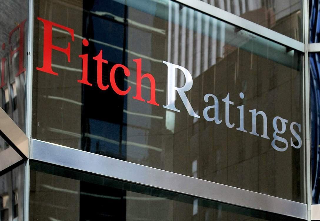 Fitch: Η ισχυρή ανάπτυξη της Ελλάδας καθιστά το χρέος βιώσιμο – Μειωμένες οι χρηματοδοτικές αν