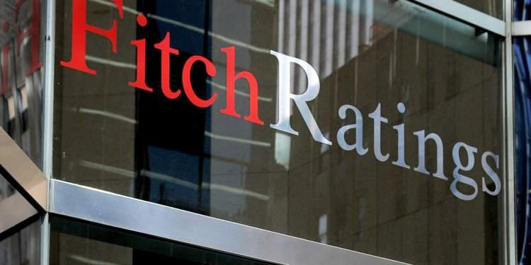 Fitch: Η ισχυρή ανάπτυξη της Ελλάδας καθιστά το χρέος βιώσιμο