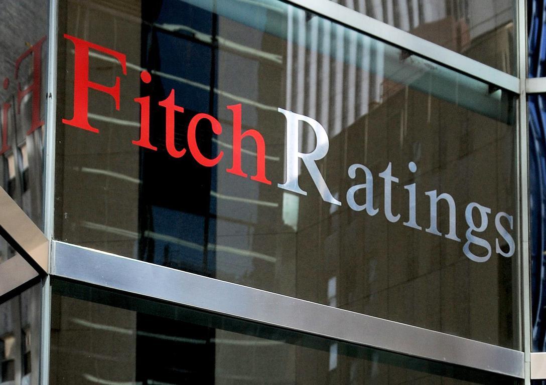 Fitch: Η ισχυρή ανάπτυξη της Ελλάδας καθιστά το χρέος βιώσιμο
