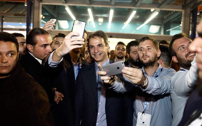 Όμορφες παρουσίες και selfies στο συνέδριο της ΟΝΝΕΔ [εικόνες]