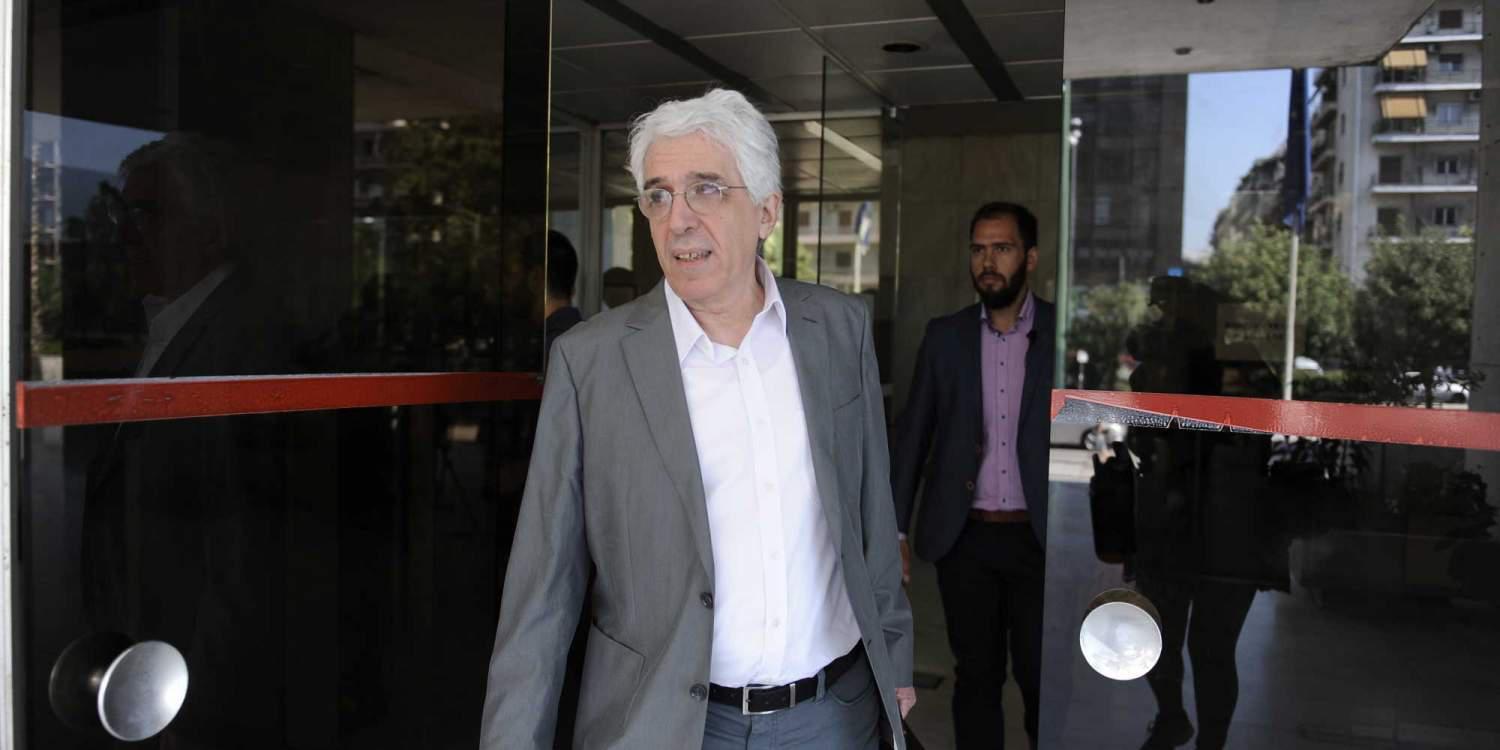 «Τρέχει» να τα μαζέψει ο Παρασκευόπουλος: Παρερμηνεύτηκαν οι δηλώσεις μου για το κάψιμο της σημαίας