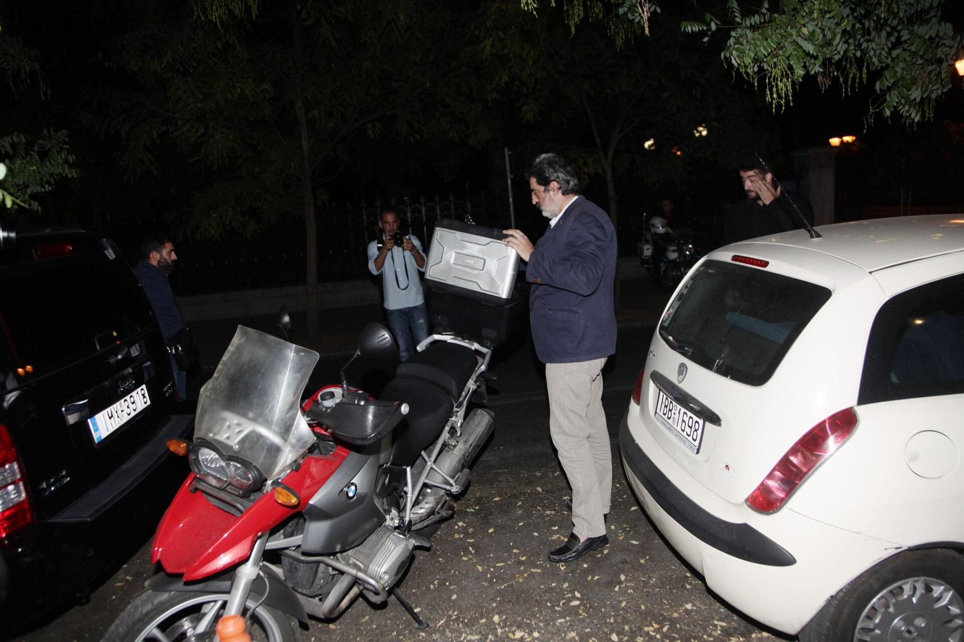 poto-maksimou-tsipras-0vouleutes-kuvenrinisi-1300-1