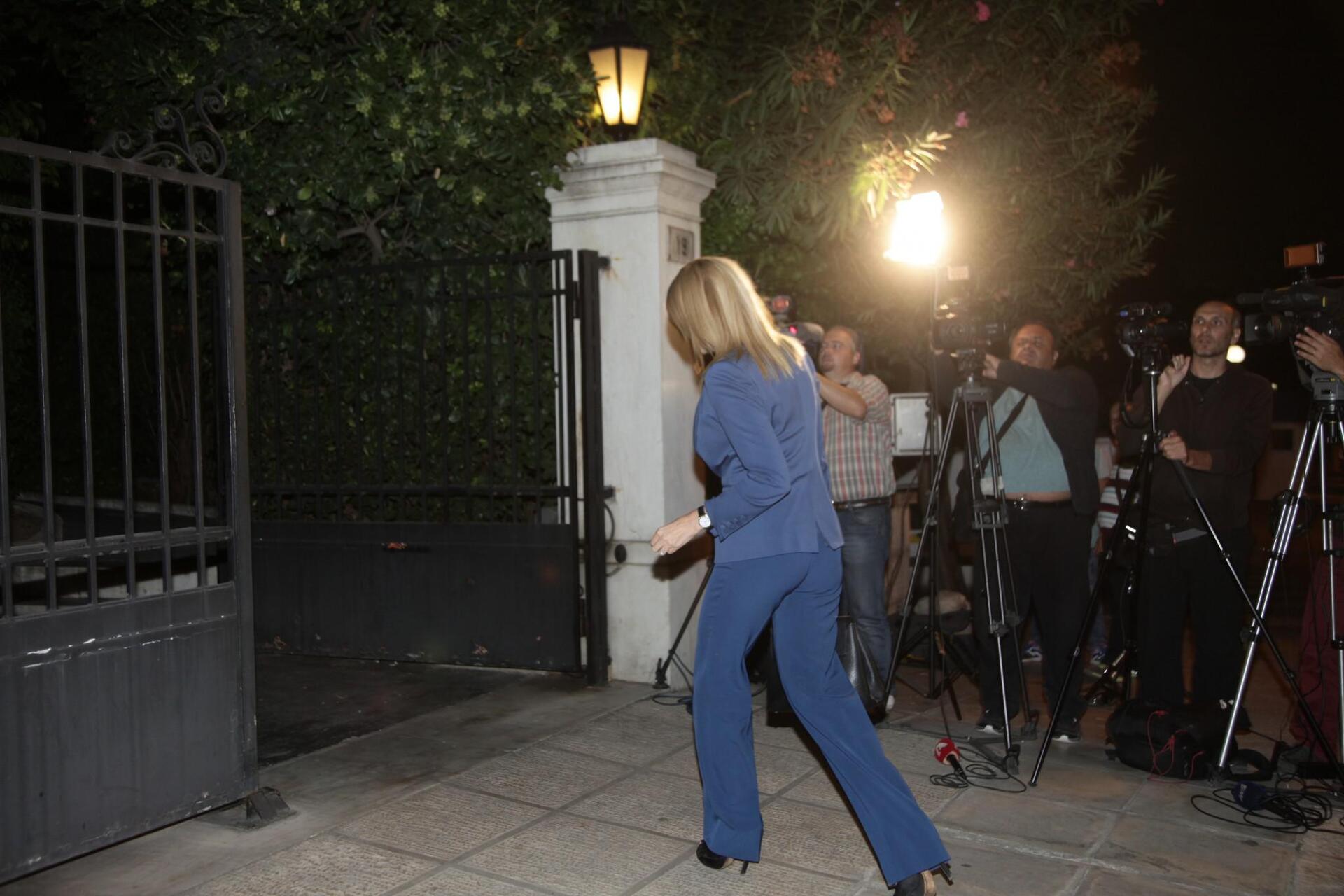 poto-maksimou-tsipras-0vouleutes-kuvenrinisi-1300-10