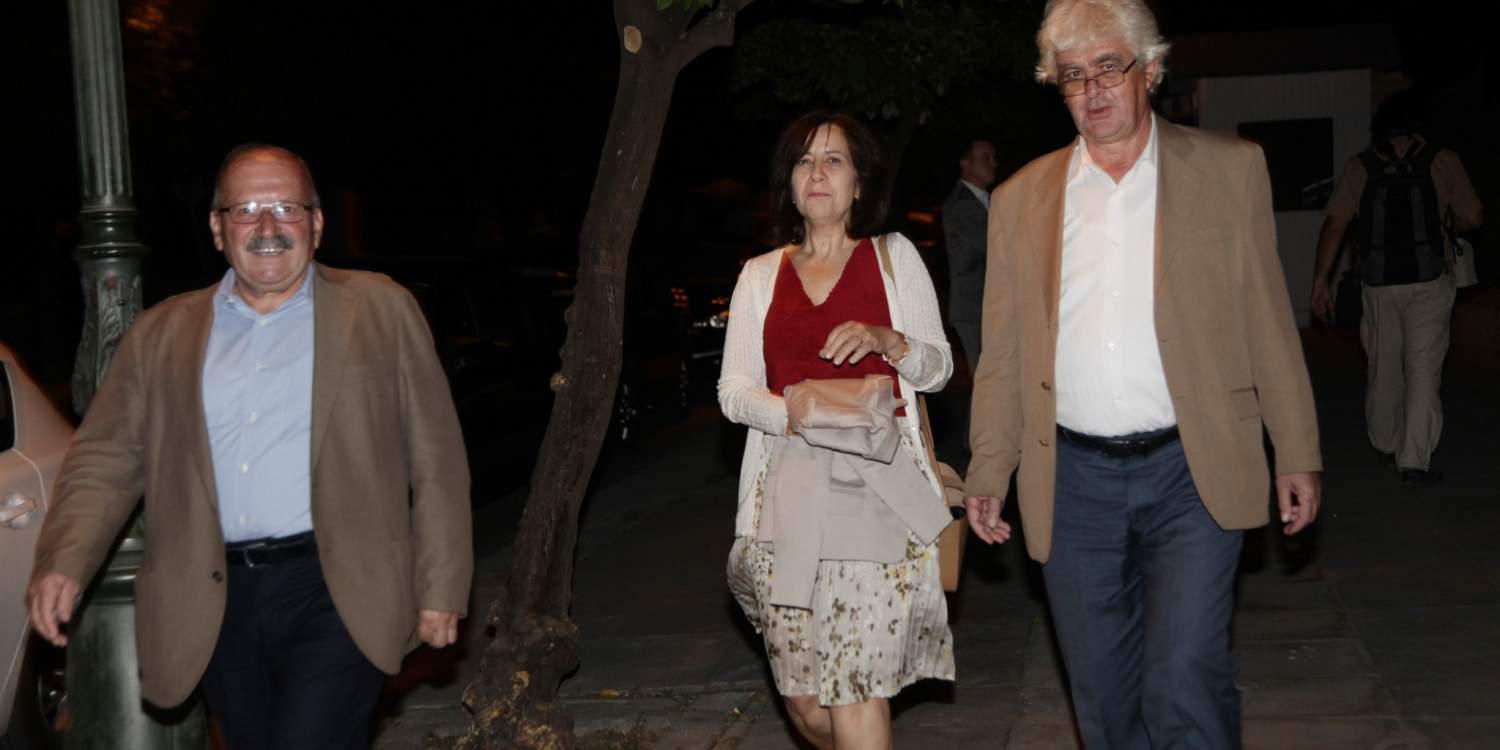 Με επαναστατικά τραγούδια, τσιγάρα και ποτά διασκέδασαν στο Μαξίμου ενώ η κοινωνία «βράζει»