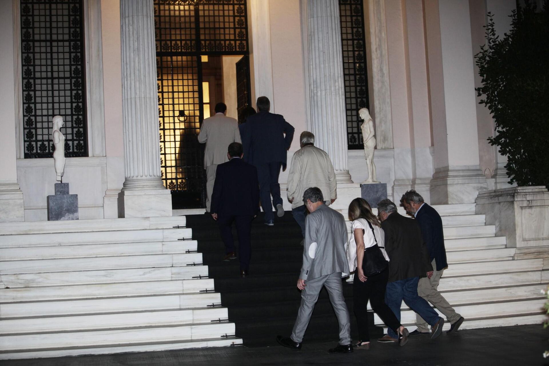 poto-maksimou-tsipras-0vouleutes-kuvenrinisi-1300-15