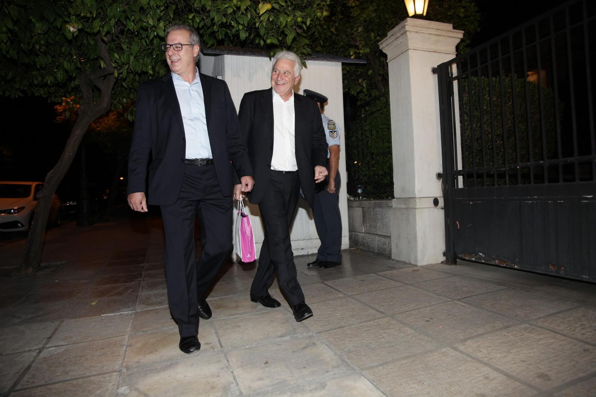 poto-maksimou-tsipras-0vouleutes-kuvenrinisi-1300-17