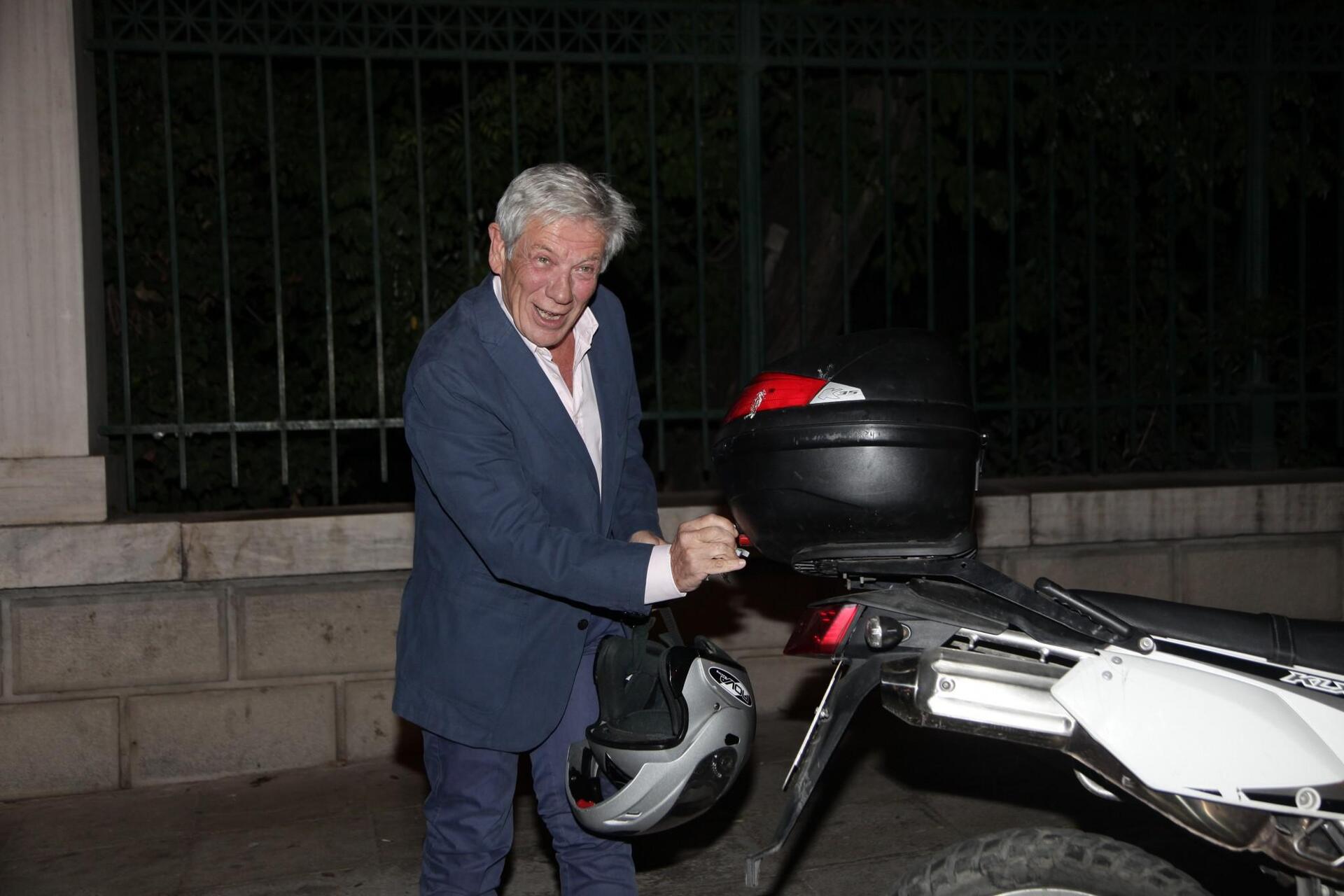 poto-maksimou-tsipras-0vouleutes-kuvenrinisi-1300-3