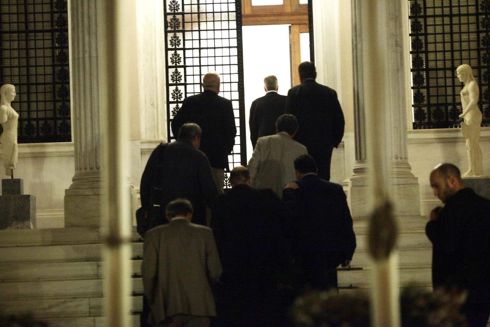 poto-maksimou-tsipras-0vouleutes-kuvenrinisi-1300-5