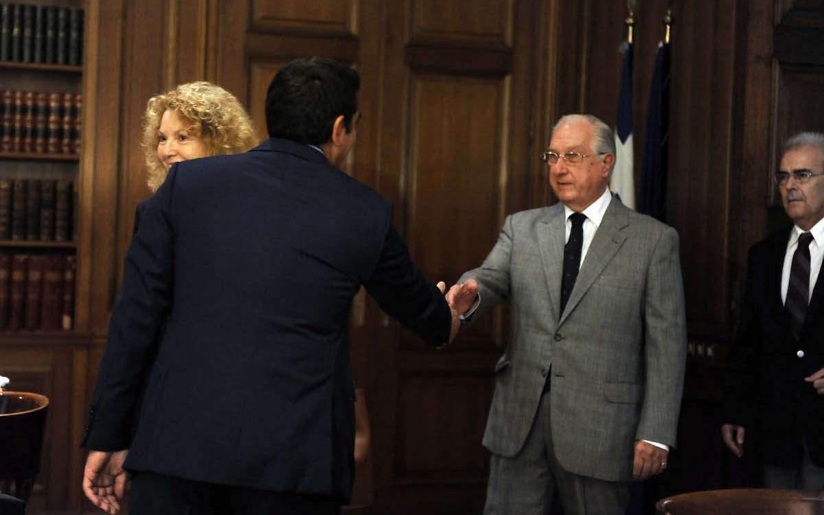 «Ντροπή σου, είστε πουλημένοι»: Αποδοκίμασαν τον πρόεδρο του ΣτΕ στο Κολωνάκι