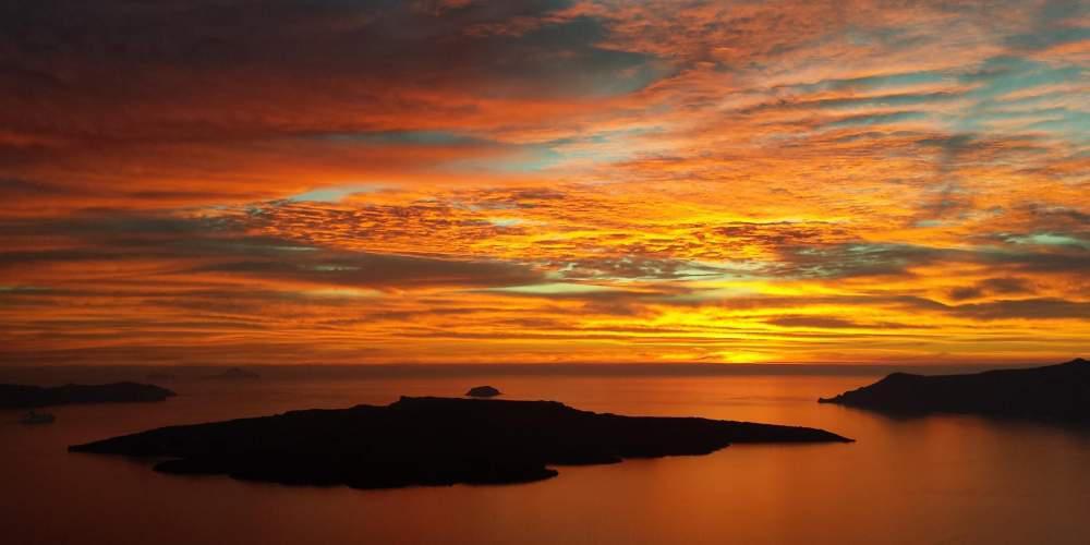 Δουλειά το καλοκαίρι στην Σαντορίνη: Το παραμύθι που έχει δράκο! [εικόνες]