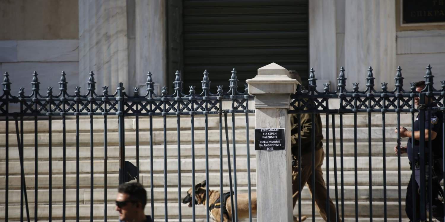 Καρέ-καρέ οι έρευνες της αστυνομίας στο ΣτΕ – Εκπαιδευμένα σκυλιά σάρωσαν το κτίριο [εικόνες]