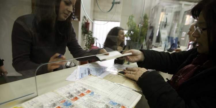 Κατώτατη σύνταξη για όλους στα 67 με «δώρο» 6 μήνες ασφάλισης