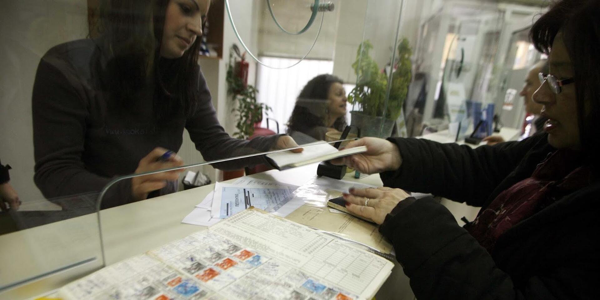 Κατώτατη σύνταξη για όλους στα 67 με «δώρο» 6 μήνες ασφάλισης