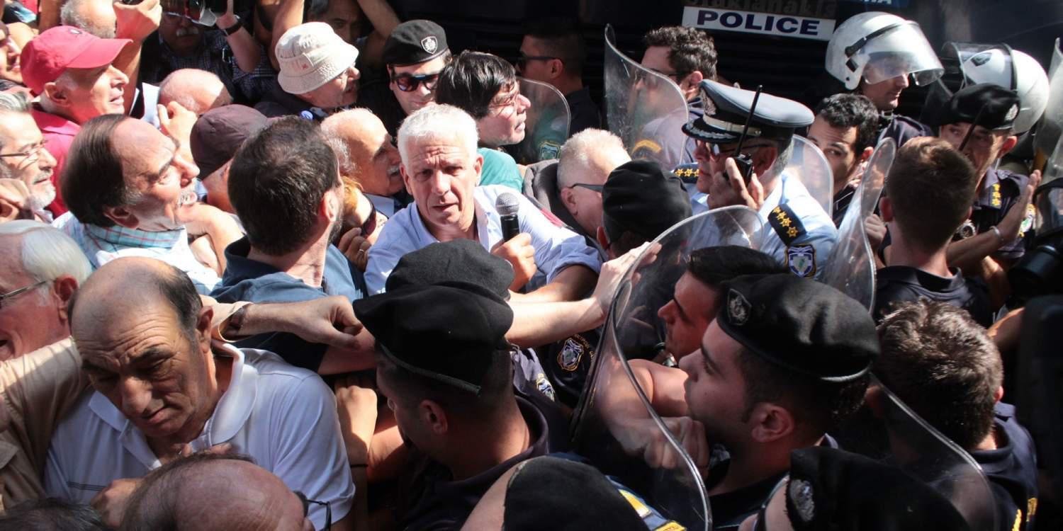 Δυσαρέσκεια Τσίπρα για Τόσκα μετά την επίθεση στους συνταξιούχους