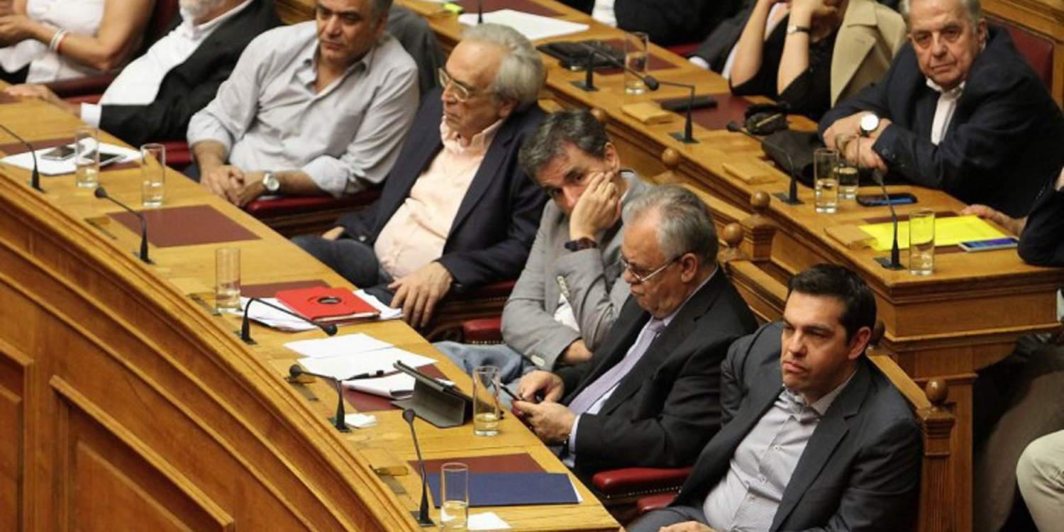 Η κυβέρνηση τα δίνει όλα σε δανειστές και μικρά κόμματα – Μειώνει το ποσοστό εισόδου στη Βουλή