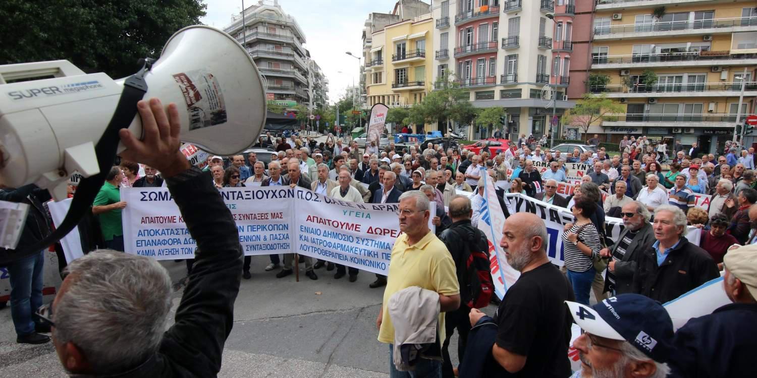 Συγκέντρωση διαμαρτυρίας κατά των πλειστηριασμών την ώρα της παρέλασης στην Θεσσαλονίκη