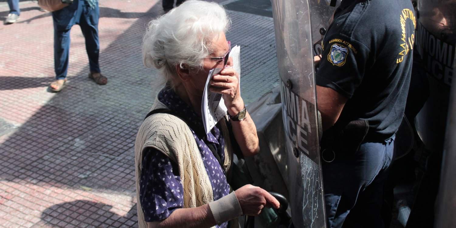 Έξω φρενών ο Τσίπρας με τα χημικά του Τόσκα στους συνταξιούχους