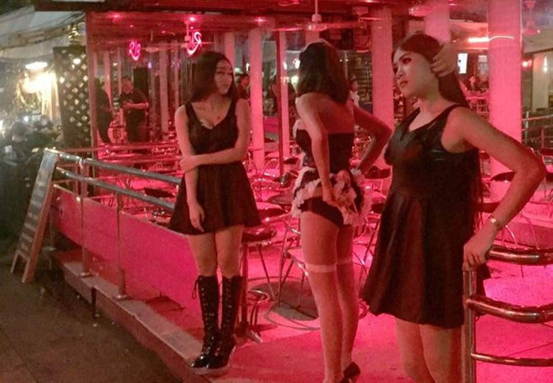 Στα μαύρα και οι ιερόδουλες στην Ταϊλάνδη λόγω του πένθους για τον βασιλιά [εικόνες]