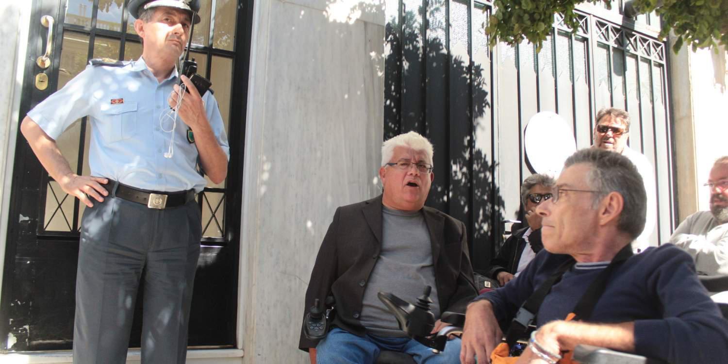 «Πόρτα» στο Μαξίμου για τους τετραπληγικούς, που είχαν μαζί τους και τον Κουρουμπλή [βίντεο]
