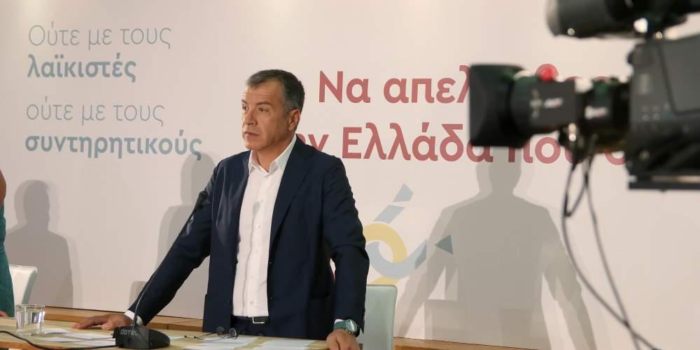 Θεοδωράκης: Η κυβέρνηση δίνει ευκαιρία στον Σόιμπλε να μας δείχνει τα δόντια του