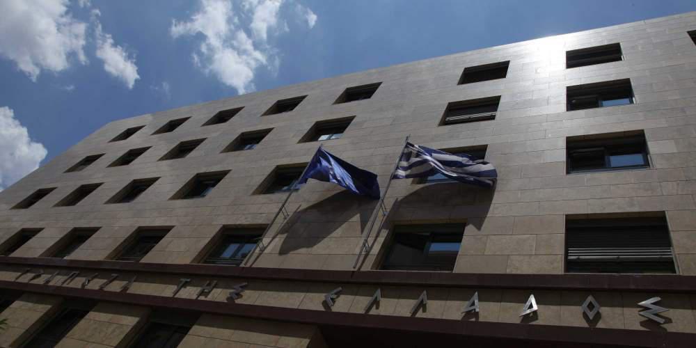 Λιγότερα τα έσοδα στο οκτάμηνο, παρά την αύξηση των τουριστών σύμφωνα με τη ΤτΕ