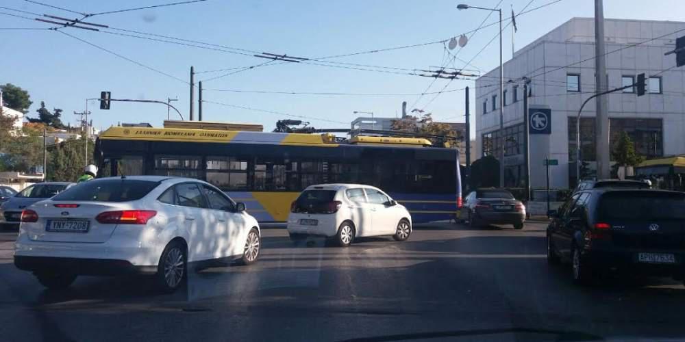 Μποτιλιάρισμα στην Κηφισίας – Τρόλεϊ έμεινε από βλάβη στην μέση του δρόμου [εικόνες]