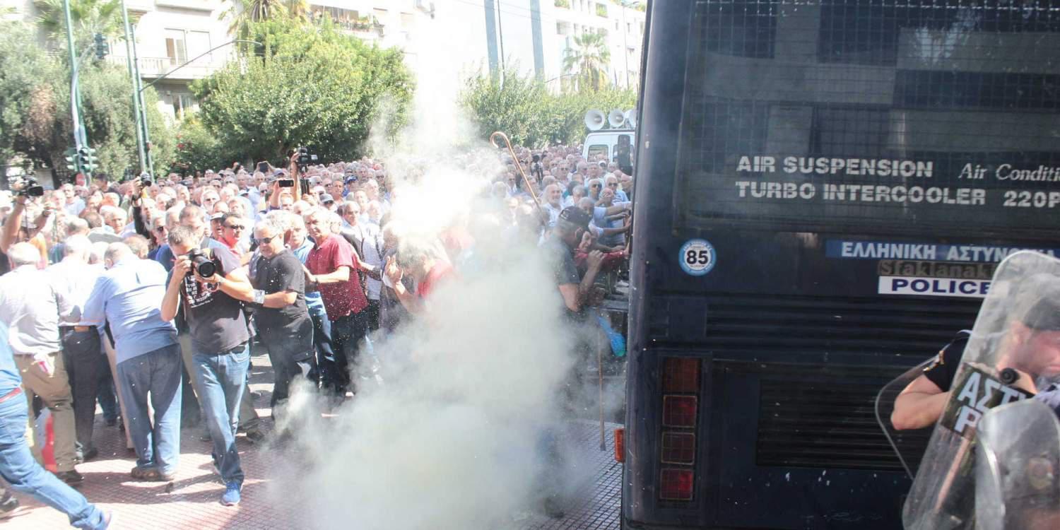 Διατάχθηκε ΕΔΕ για το ποιος έριξε τα χημικά στους συνταξιούχους