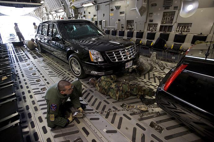 presidential_limousine_loaded_in_aircraft