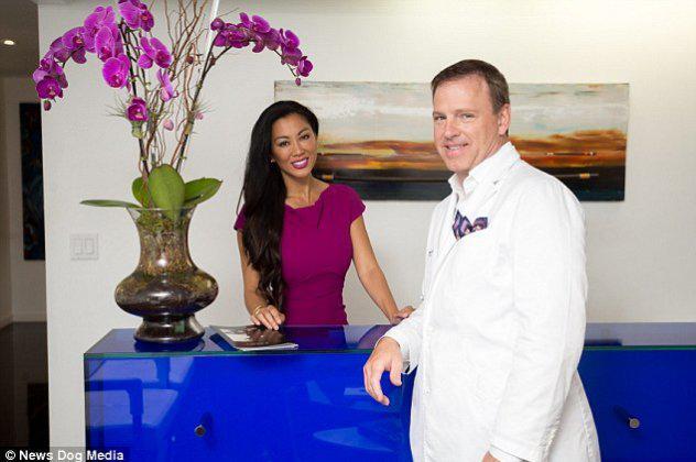 Πλαστικός χειρούργος «μεταμόρφωσε» τη... γυναίκα του! Αυξητική οπισθίων, στήθους και 6pack! [εικόνες]