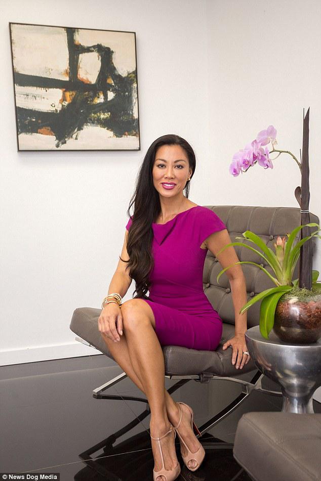 Πλαστικός χειρούργος «μεταμόρφωσε» τη... γυναίκα του! Αυξητική οπισθίων, στήθους και 6pack! [εικόνες]