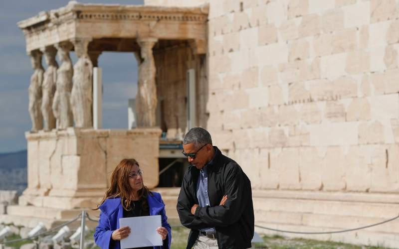 Προσκυνητής στο ιερό σύμβολο της Δημοκρατίας o Ομπάμα