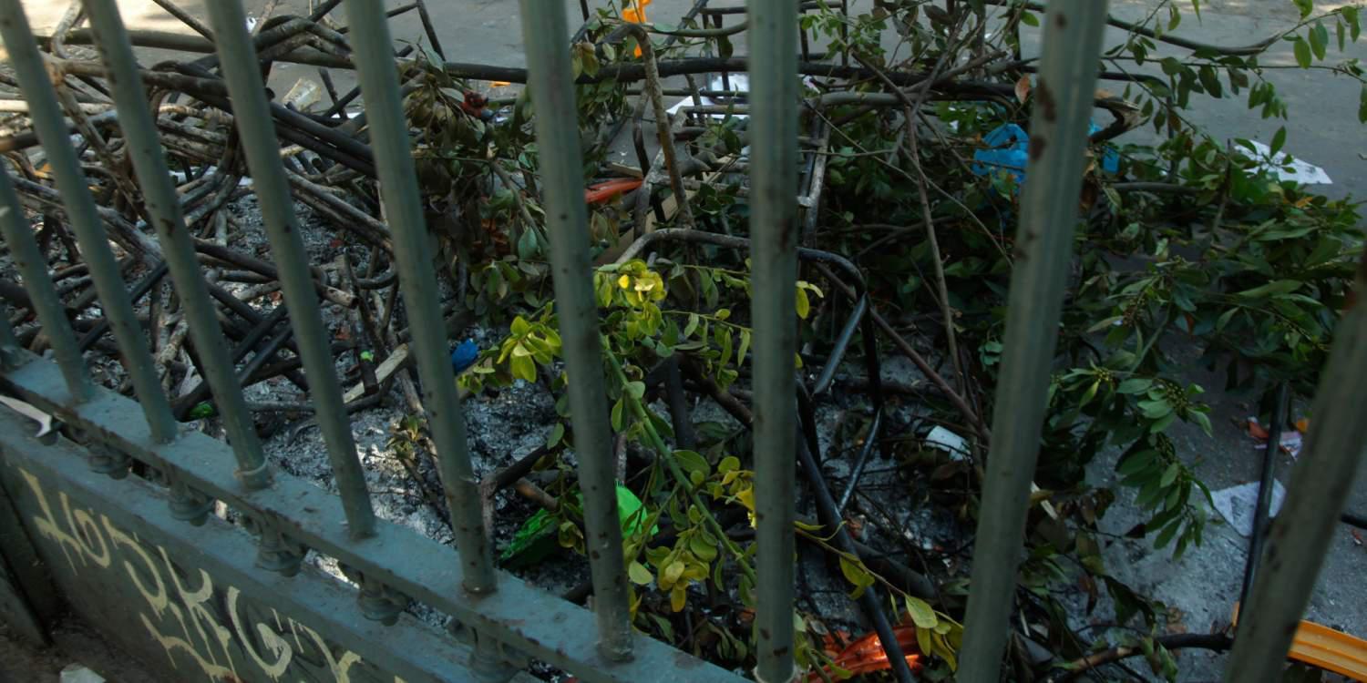 Συντρίμμια και αποκαΐδια άφησαν πίσω τους οι κουκουλοφόροι στο Πολυτεχνείο