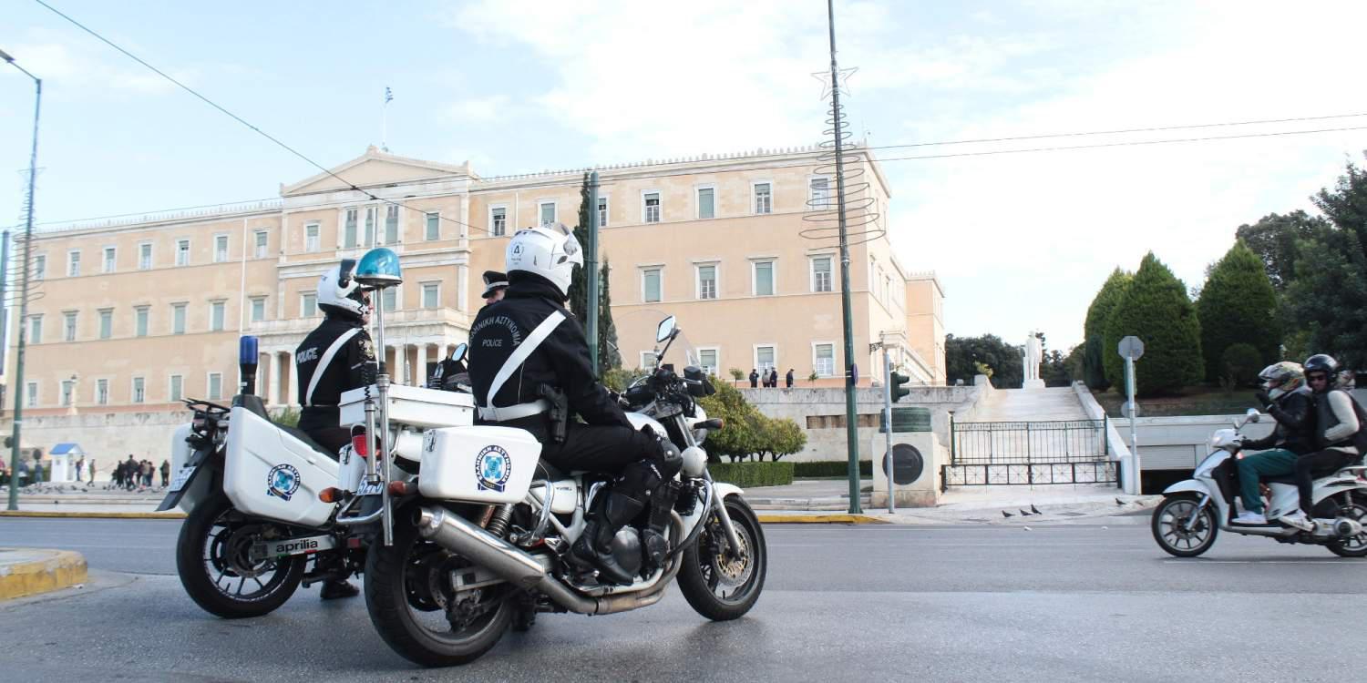 Επίθεση στη Τροχαία Πειραιά: Οι δύο συλλήψεις και το… οπλοστάσιο που ανακαλύφθηκε στα σπίτια τους