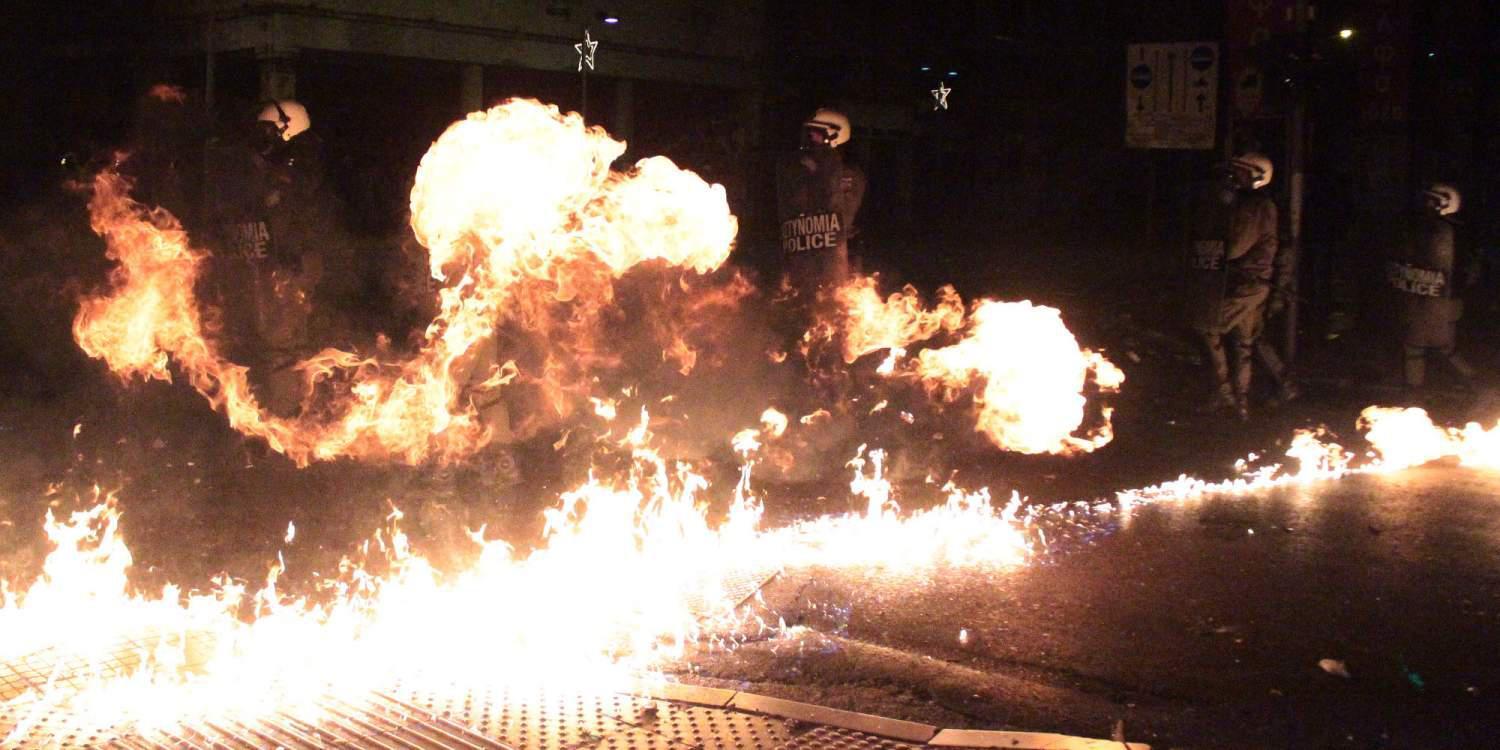 Το αίσχος της επετείου – «Πάρτι με μολότοφ» έστησαν και πάλι οι κουκουλοφόροι