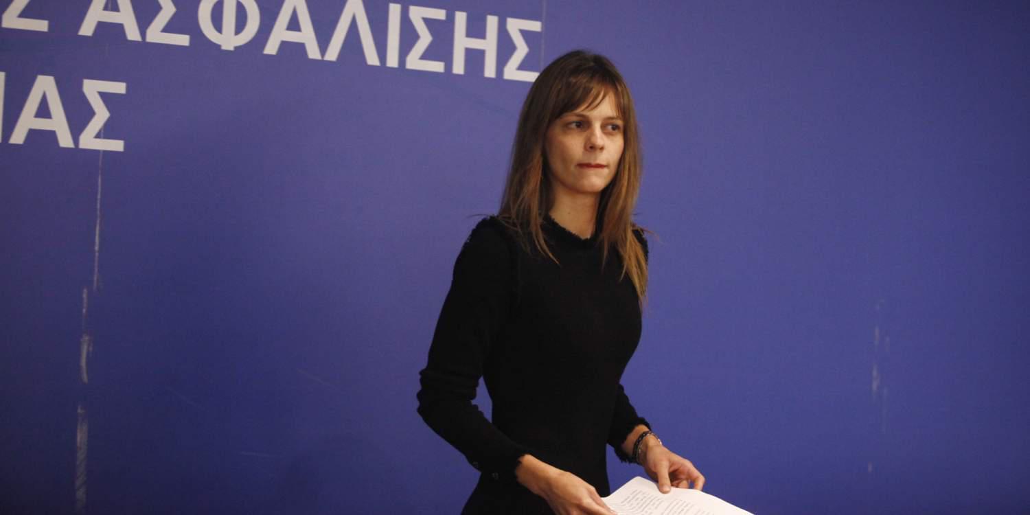 Διπλή «βόμβα» από Αχτσιόγλου και τρόικα για ομαδικές απολύσεις