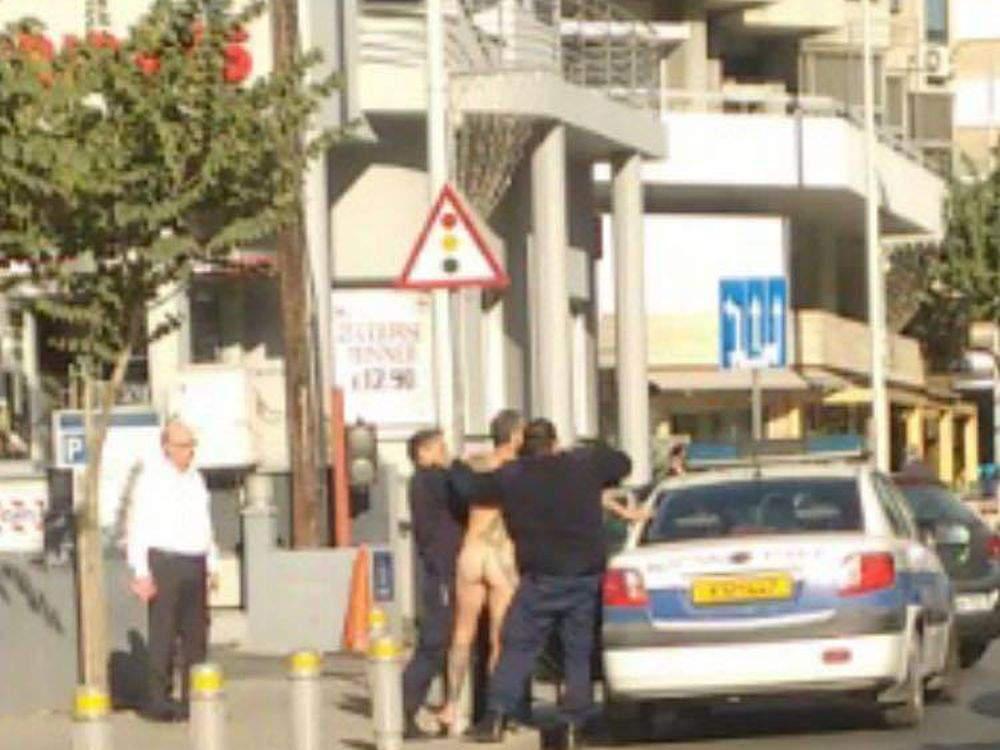 Κύπριος βγήκε γυμνός στους δρόμους και δάγκωνε αστυνομικούς