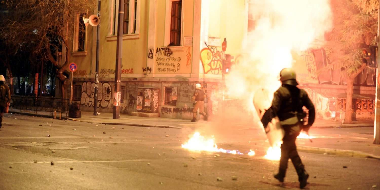 Ακόμα μια νύχτα επεισοδίων στα Εξάρχεια με μολότοφ και πέτρες εναντίον των ΜΑΤ