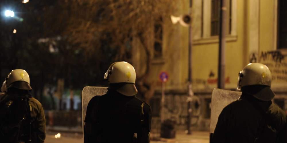 Νέες επιθέσεις με μολότοφ σε διμοιρίες των ΜΑΤ τα ξημερώματα
