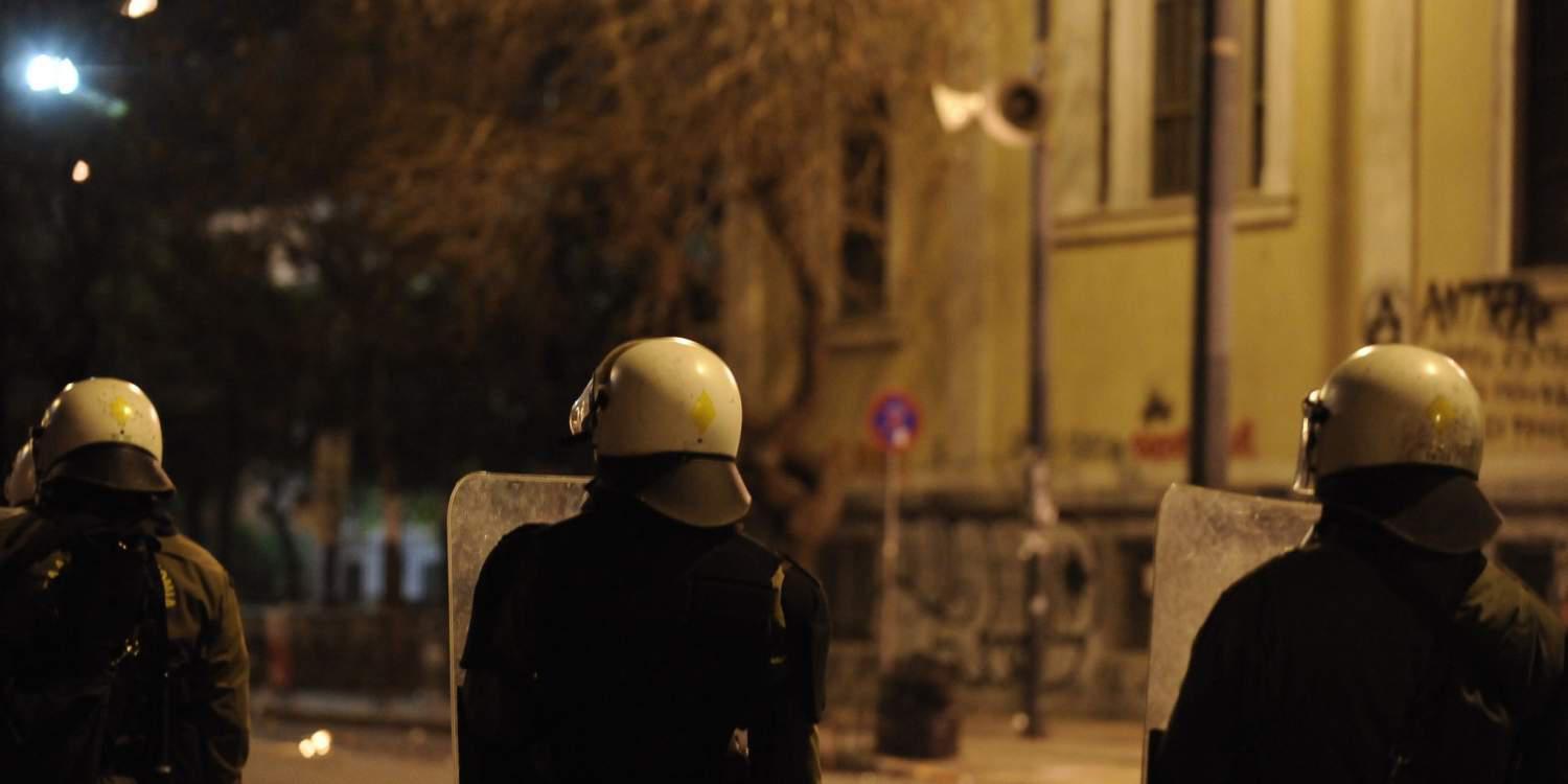 Νέες επιθέσεις με μολότοφ σε διμοιρίες των ΜΑΤ τα ξημερώματα