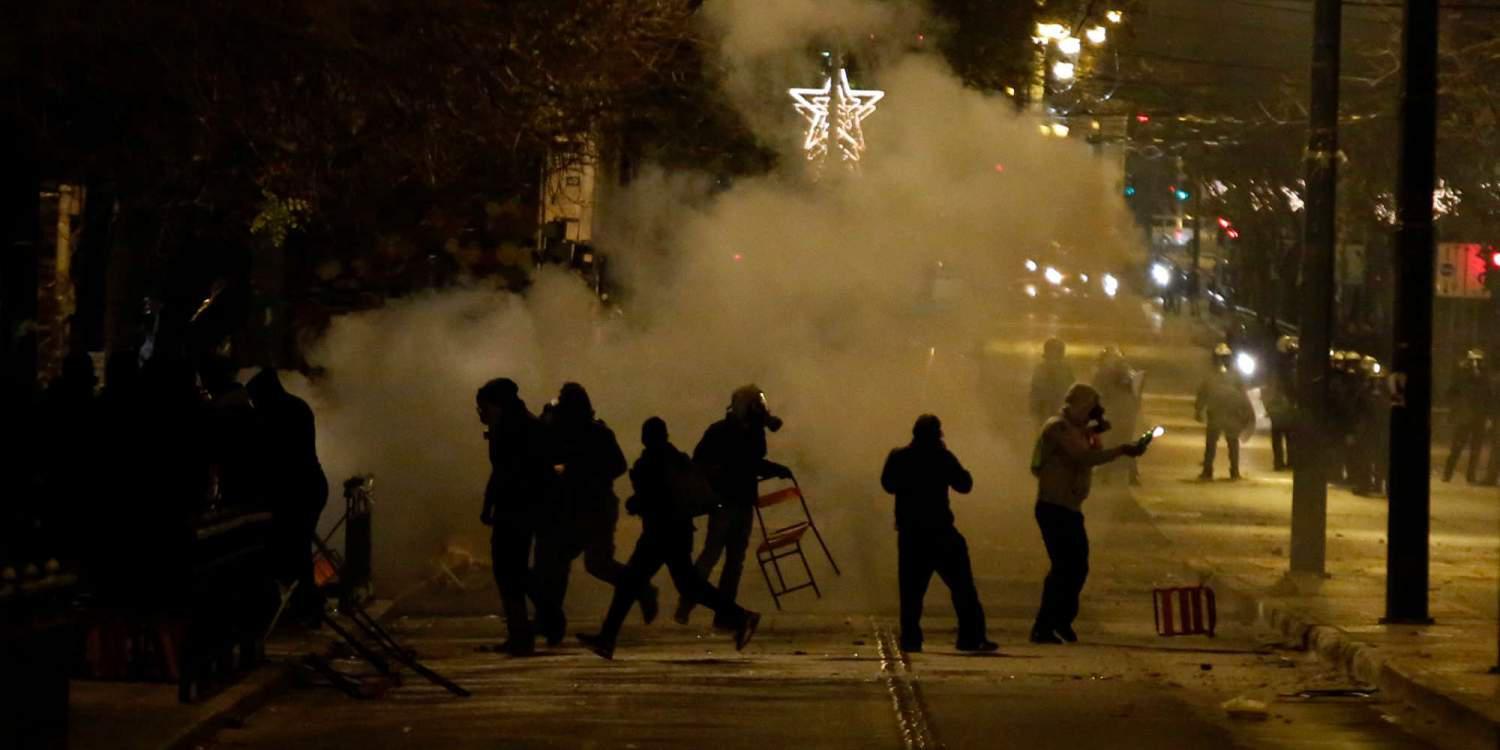 Νυχτερινός «πόλεμος» με μολότοφ γύρω από το Πολυτεχνείο