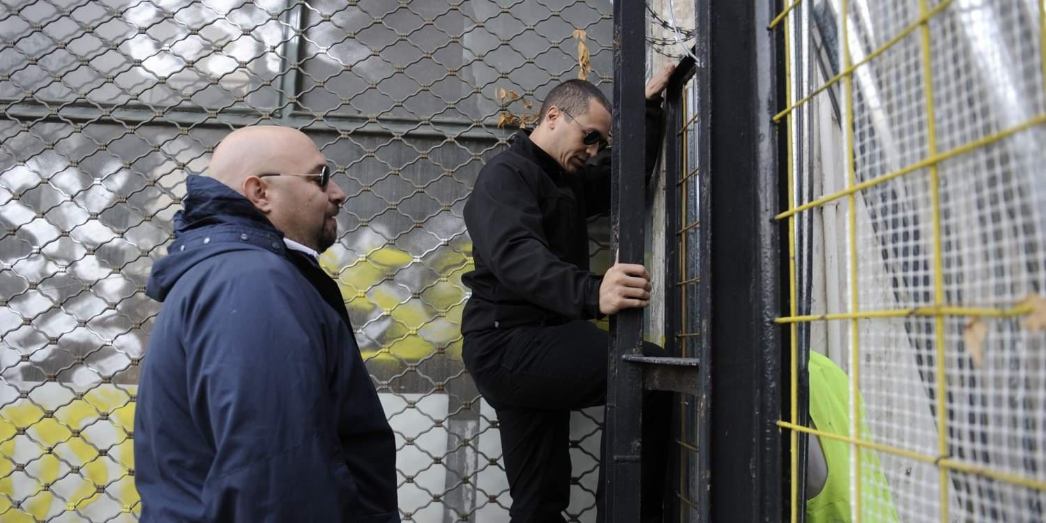 Νέο χρυσαυγίτικο σόου – Στα κάγκελα ο Κασιδιάρης για το μουσουλμανικό τέμενος [εικόνες]