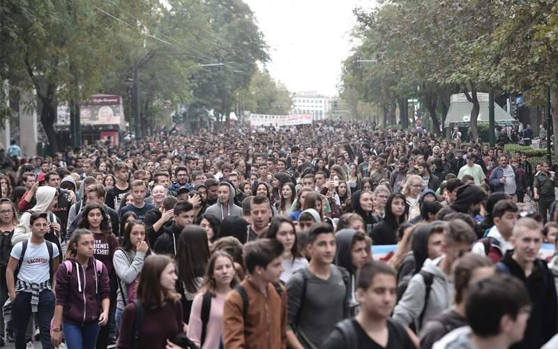 Σε εξέλιξη η πορεία χιλιάδων μαθητών «για το σχολείο και τη ζωή που τους αξίζει» [εικόνες & βίντεο]
