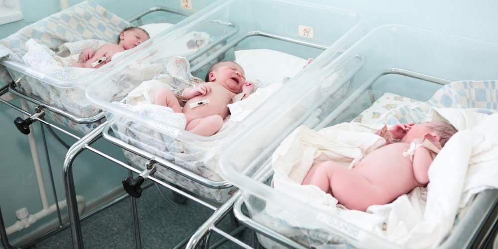 Έρευνα: Μείωση υιοθεσιών και αύξηση εγκαταλελειμμένων βρεφών λόγω κρίσης