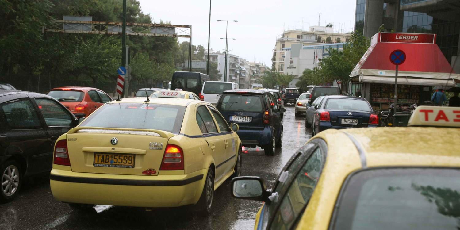 «Κυκλοφοριακό χάος» στους δρόμους της Αθήνας από την κακοκαιρία